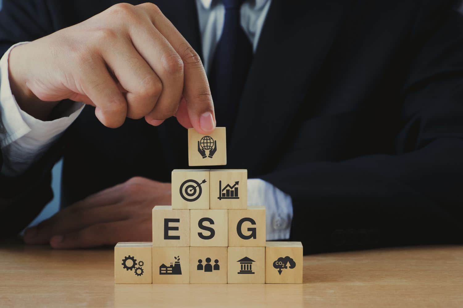 Bilanci di sostenibilità 2025: le 30 aziende italiane che guidano il cambiamento ESG 1 Cover Redazione Nuova 1500 x 1000 px 2025 03 24T164958.904.jpg