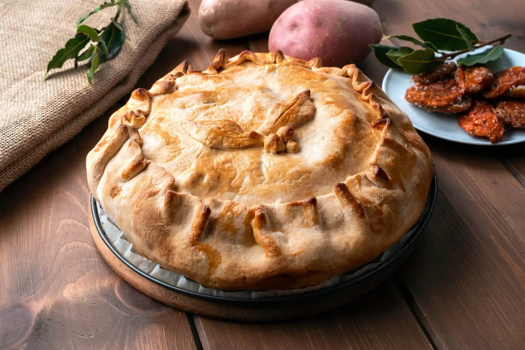 Torta rustica con ripieno di carne: ricetta tradizionale della Pasqua 1 Impanata ragusana scaled.jpg.webp