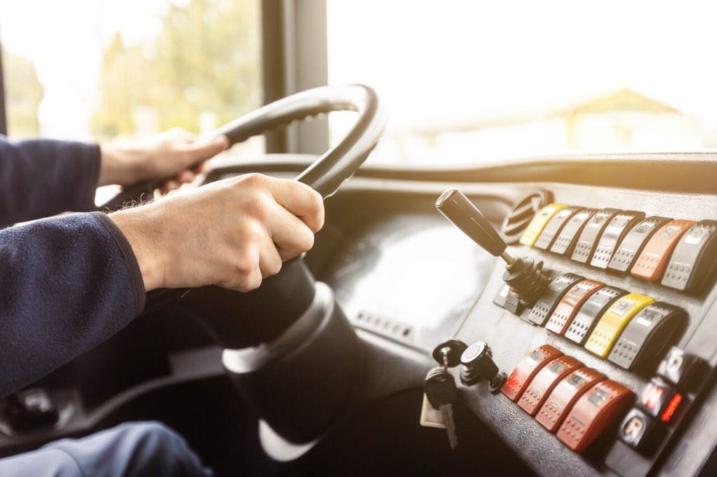 Mani dellautista in un autobus e1733498492979.jpg
