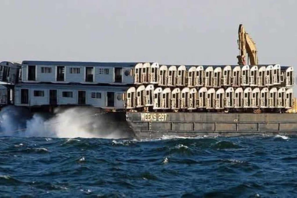 Metro in mare.jpg