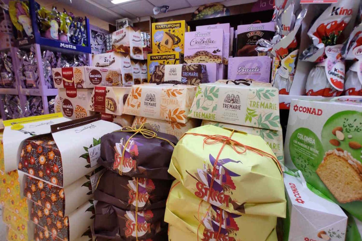 Pasqua, ma quanto mi costi? Ecco quanto pagheremo in più nel 2025 per uova di cioccolato e colombe 1 colombe uova di pasqua.jpg