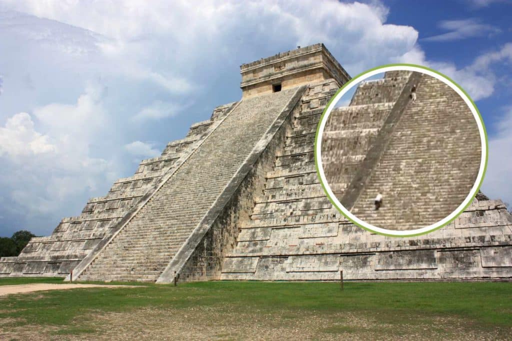 turista sale piramide maya.jpg