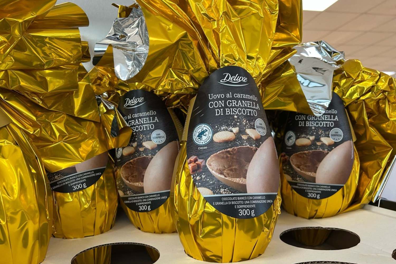 Tutti pazzi per il nuovo uovo di Pasqua Lidl Deluxe al cioccolato bianco e caramello (che costa pochissimo) 1 uovo deluxe bianco caramello cover.jpg
