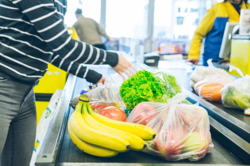 Alimenti confezionati plastica.jpg