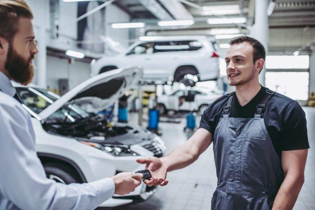 Autoriparatore accoglie il cliente in officina e1740475493357.jpg