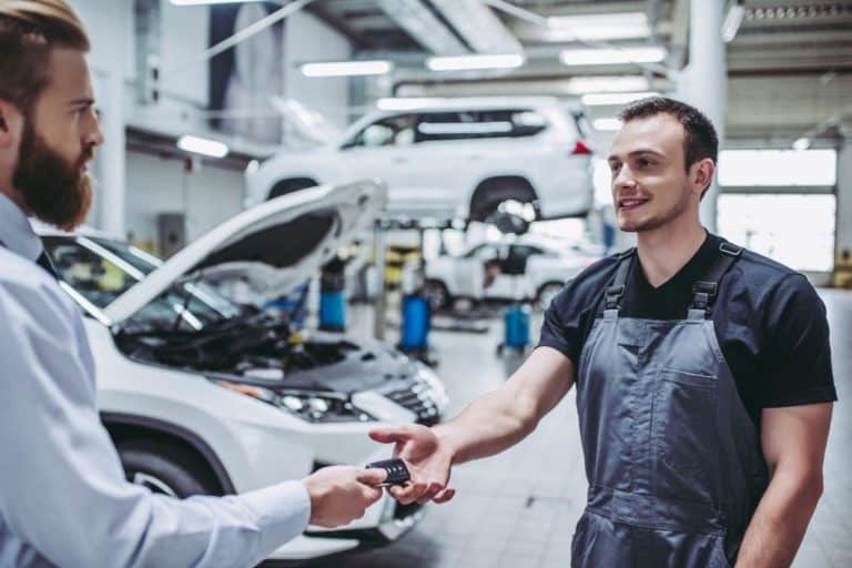 Autoriparatore accoglie il cliente in officina e1740475493357.jpg