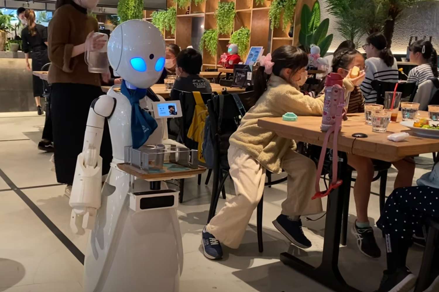 Questo bar ha assunto persone con paralisi per lavorare come camerieri… da casa (grazie a dei robot) 1 Cafe Dawn.jpg