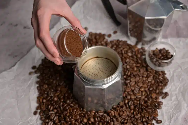 Caffe con la moka scaled.jpeg.webp