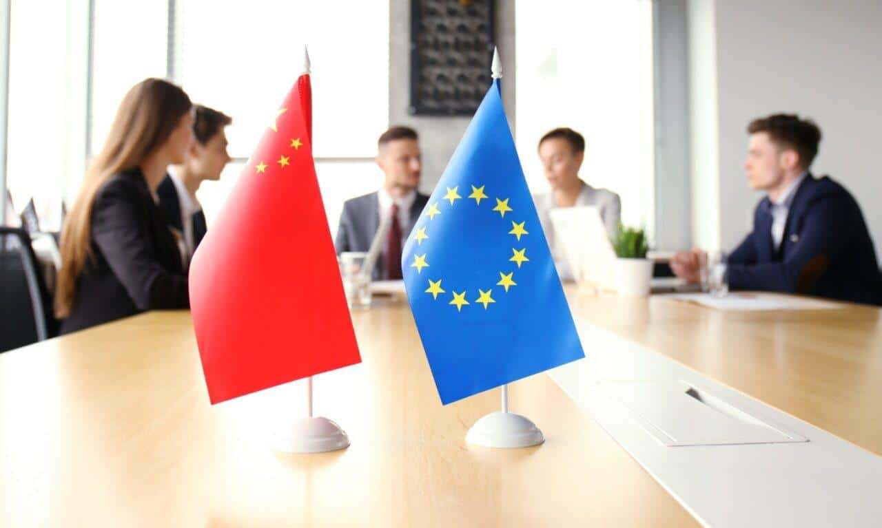UE e Cina verso l’accordo sui dazi: si ragiona sul prezzo minimo 1 Colloqui UE Cina scaled e1732555540946.jpg