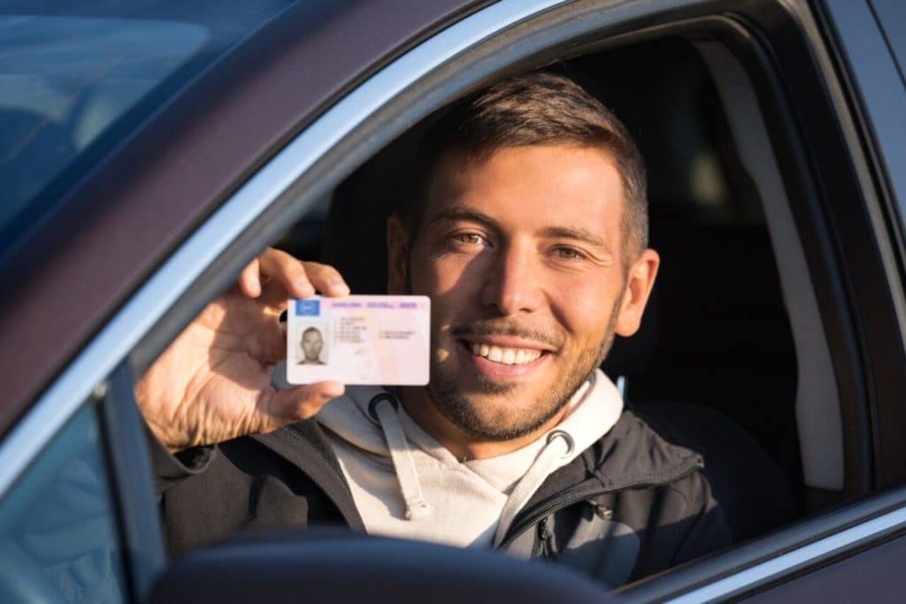 Conducente di unauto esibisce la sua patente di guida e1730795259855.jpg