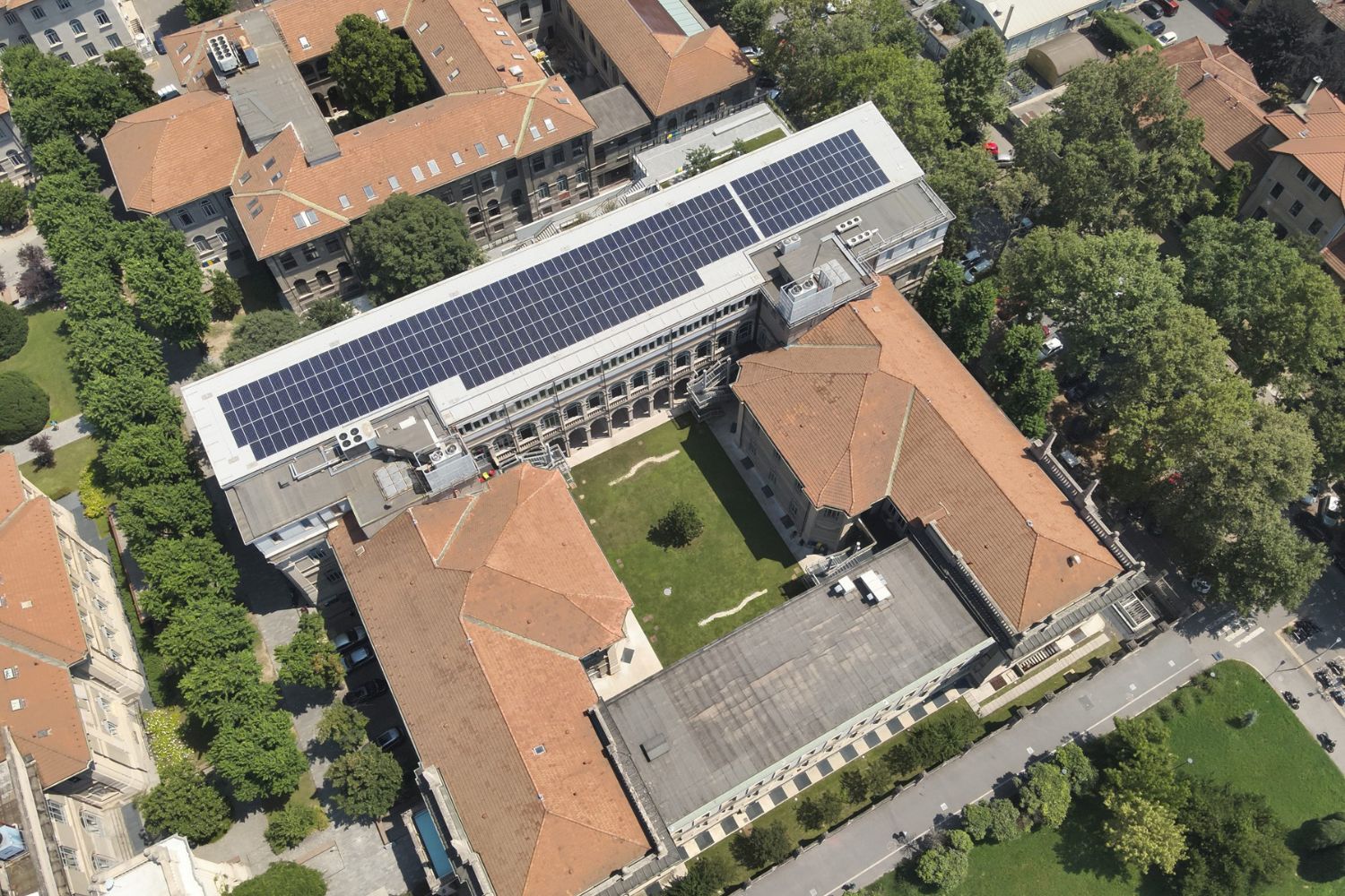 Fotovoltaico per tutti: A Milano nasce un modello di comunità energetica che cambia le regole del gioco 1 Cover Redazione Nuova 1500 x 1000 px 2025 04 03T105245.422.jpg