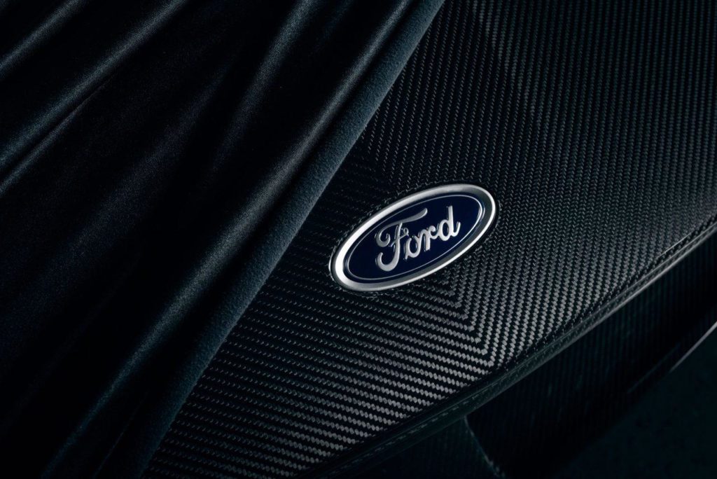 Fibra di carbonio utilizzata da Ford nelle auto stradali scaled e1744707799570.jpg