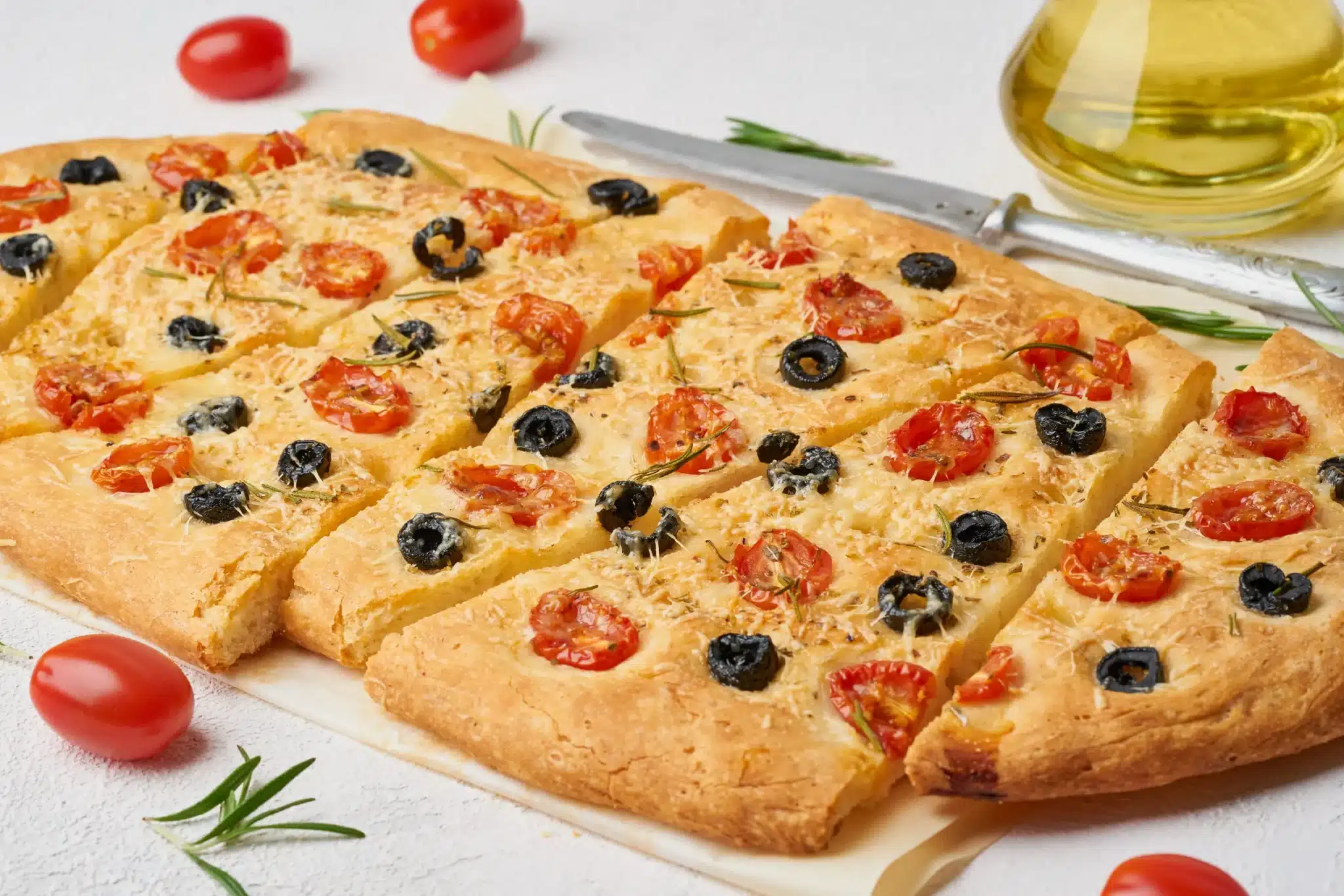 Focaccia con pomodorini e olive: la preparo senza lievitazione ed è buonissima! 1 Focaccia istantanea scaled.jpeg.webp