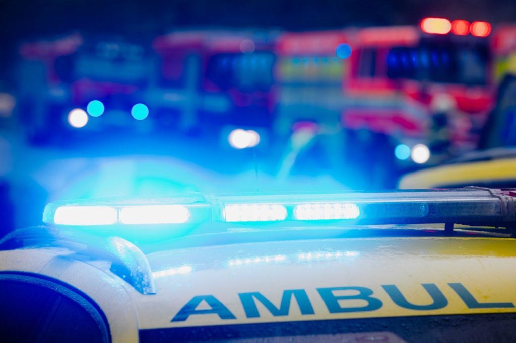 Luci lampeggianti dei mezzi di soccorso in emergenza2 e1744890588462.jpg