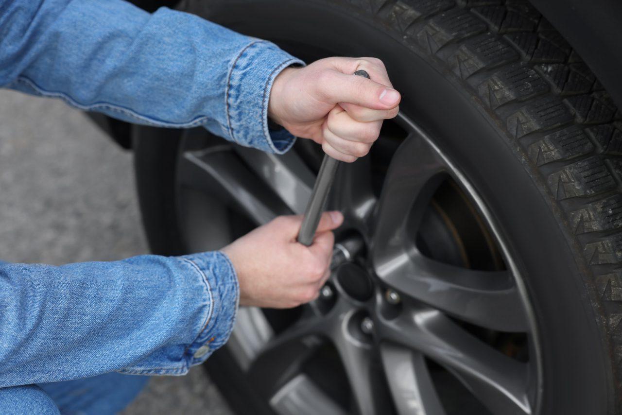 Bulloni Antifurto Cerchi Auto: quali sono i migliori? 1 Montaggio ruota con luso della chiave manuale in dotazione e1743674750866.jpg