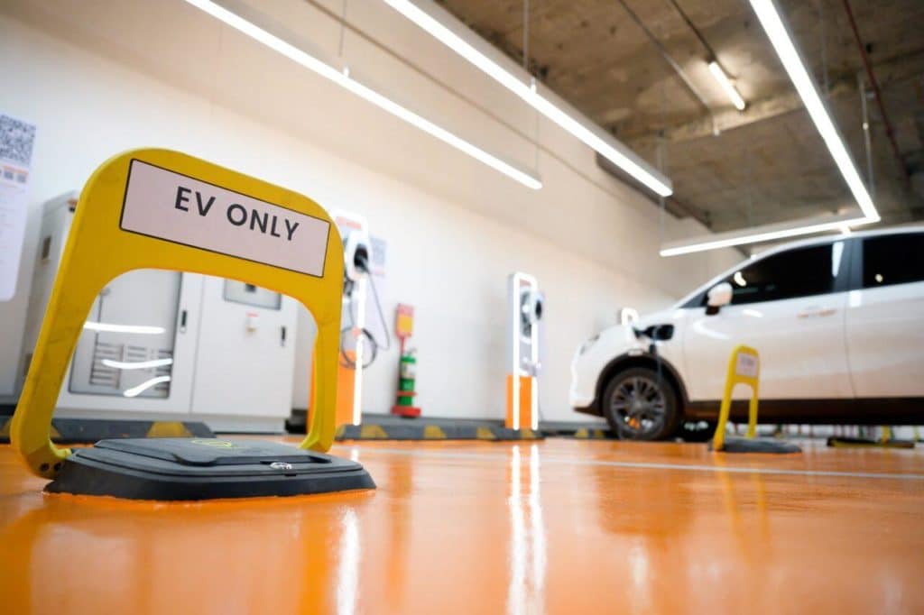 Parcheggio riservato alle auto elettriche con colonnine di ricarica e1714650308988.jpg