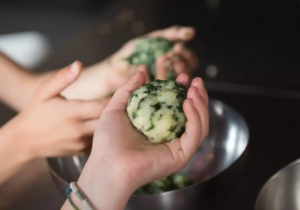 Polpette spinaci e mozzarella scaled.jpg.webp