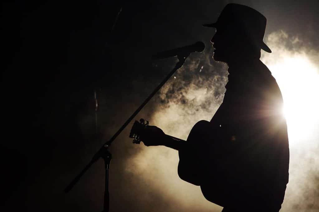 SH silohuette uomo cantante cappello chitarra.jpg