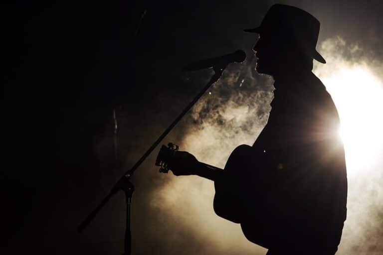 SH silohuette uomo cantante cappello chitarra.jpg
