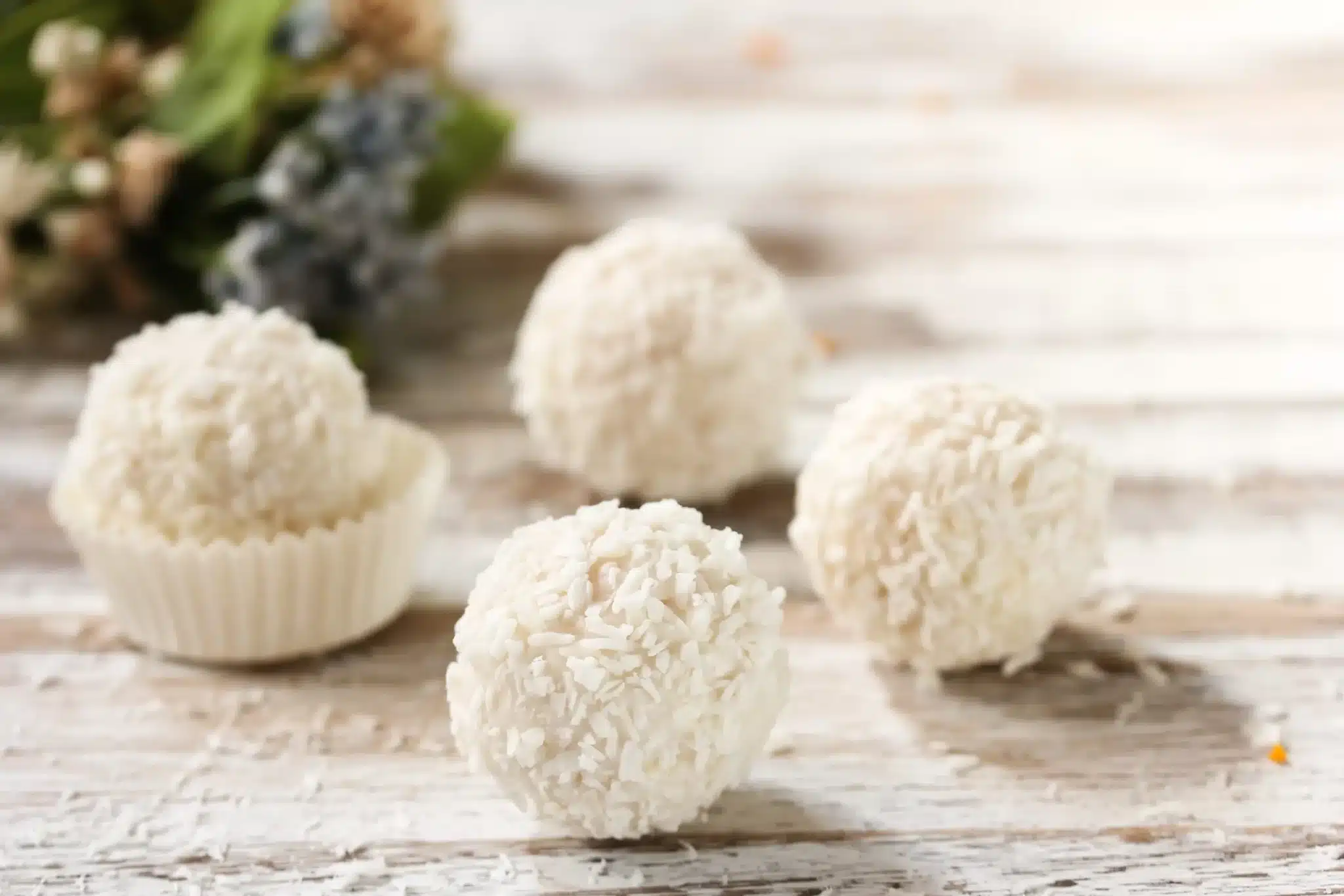 Tartufini bianchi con le mandorle: ricetta senza cottura! 1 Tartufini bianchi scaled.jpeg.webp
