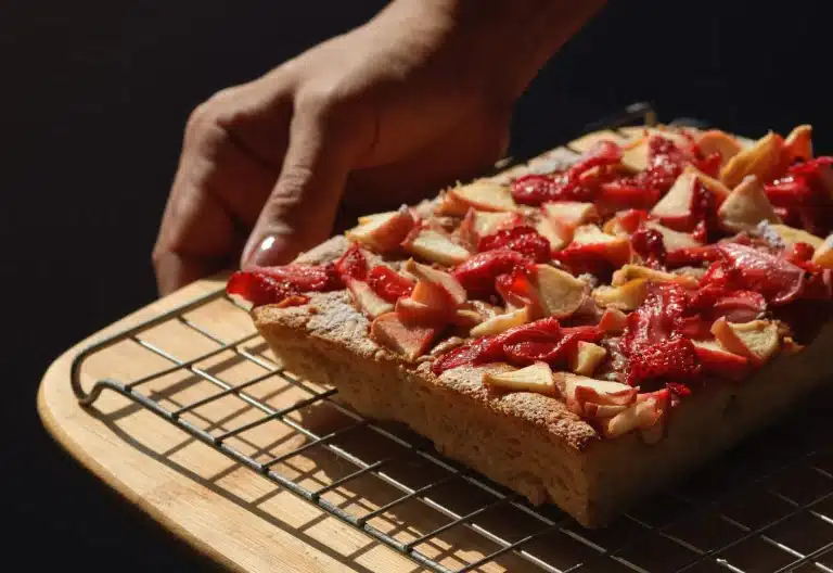 Torta fragole e mele scaled.jpeg.webp