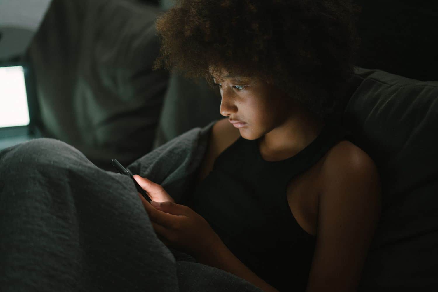 Se ti porti lo smartphone a letto e hai questa abitudine soffrirai certamente di insonnia 1 Untitled design 4.jpg