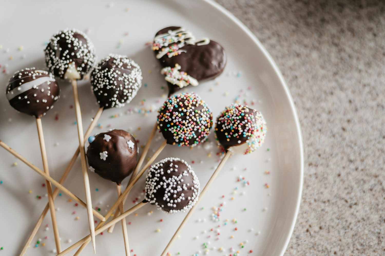 Questa ricetta è il modo più divertente (e goloso) per riutilizzare sia la colomba che l’uovo di Pasqua avanzati 1 cake pops.jpg