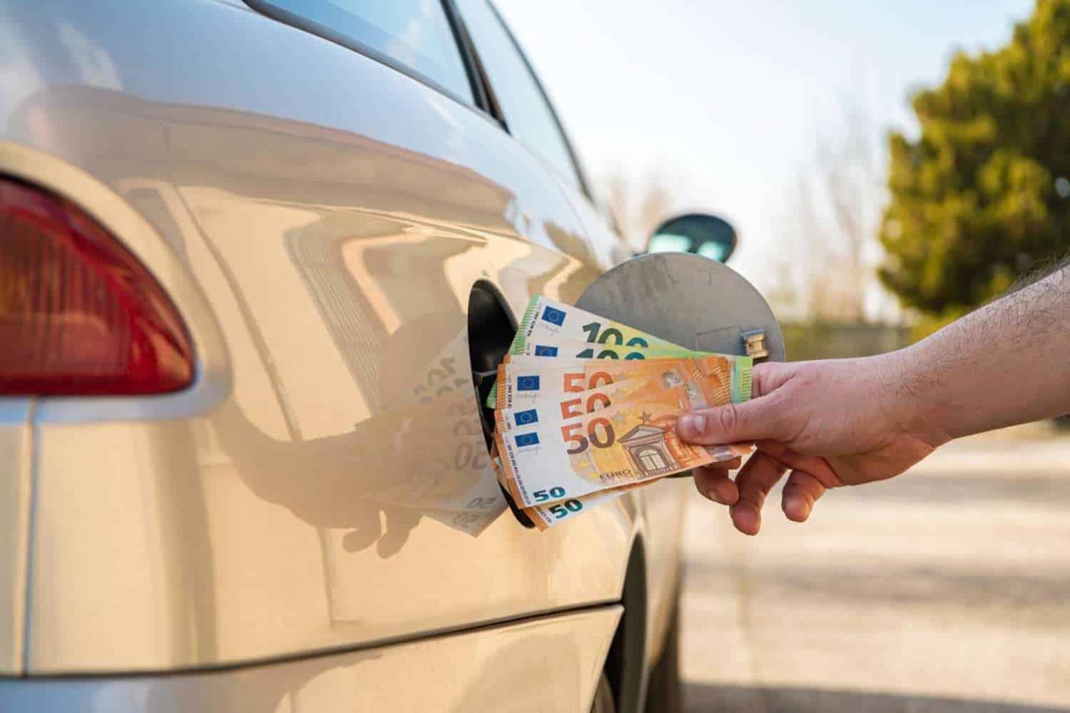 Benzina, ma quanto mi costi? Ecco dove fare il pieno costa di più 1 caro benzina.jpg