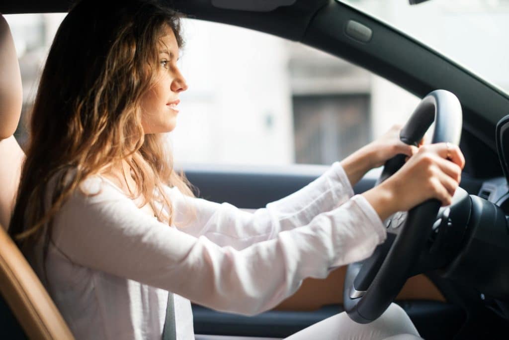 donna posizione di guida in auto.jpg