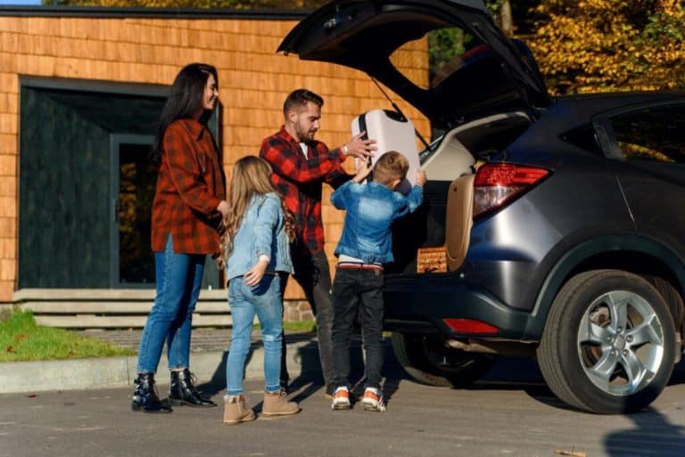 famiglia carica i bagagli in auto prima della partenza 1024x684.jpg