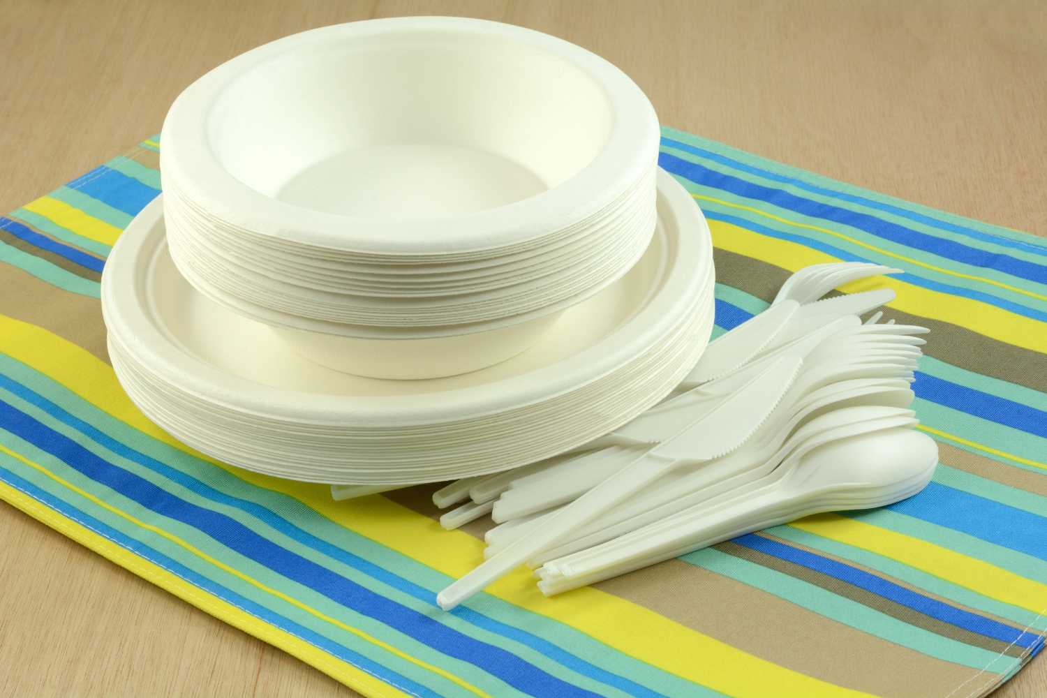 Non cadere in questo errore a Pasquetta: dove smaltire correttamente i piatti compostabili 1 piatti compostabili.jpg