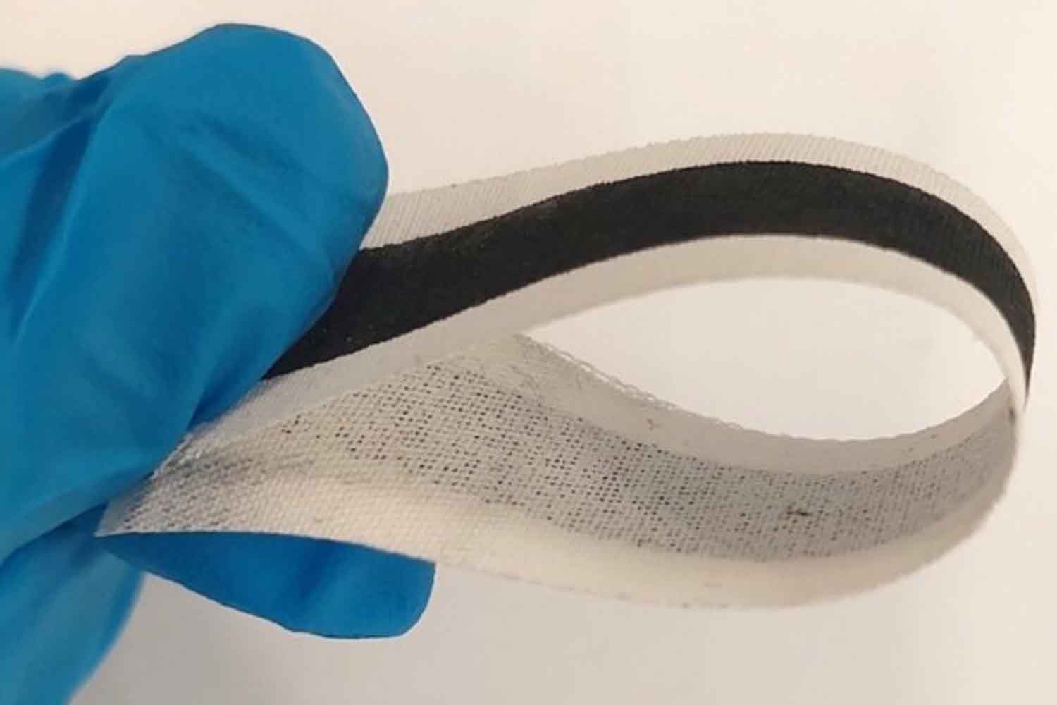 Scienziati sviluppano tessuti elettronici biodegradabili, la rivoluzione della moda tecnica e sportiva? 1 tessuto elettronico SWEET.jpg