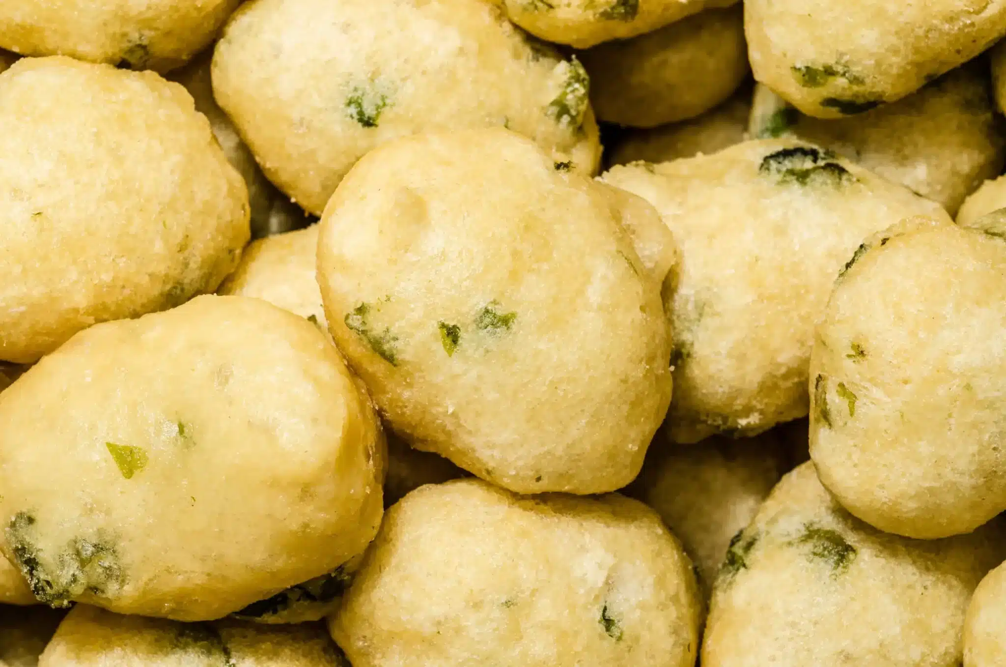 Frittelle al basilico: un antipasto strepitoso, profumato e facilissimo 1 AdobeStock 144332974 scaled 1.jpeg.webp