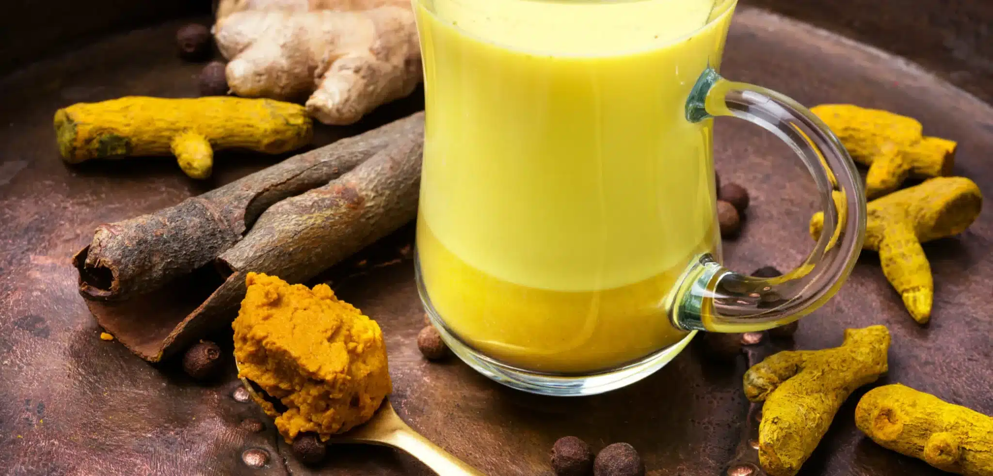 Golden Milk o latte d’oro: rafforza il sistema immunitario e riduce le infiammazioni, preparala così! 1 AdobeStock 189717742 scaled.jpeg.webp