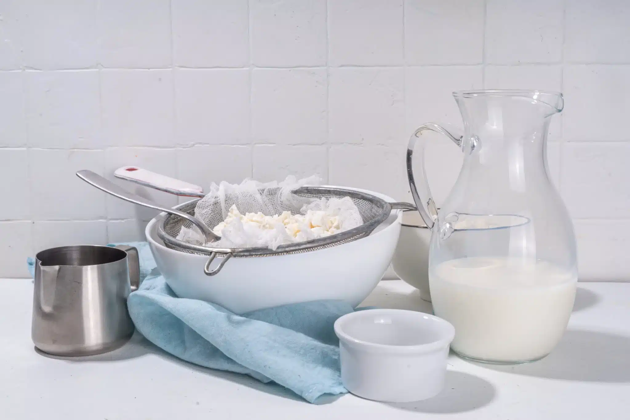 Ricotta fatta in casa: la ricetta facile, facile di mia nonna 1 AdobeStock 628208272 scaled.jpeg.webp