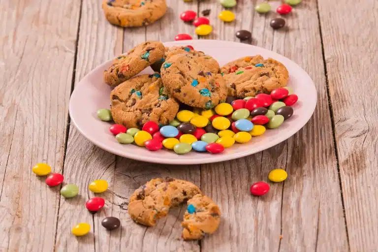 Biscotti con gli smarties scaled.jpg.webp
