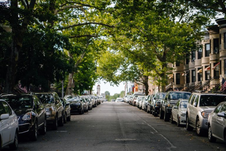Centro urbano con strade deserte e auto parcheggiate durante il lockdown.jpg