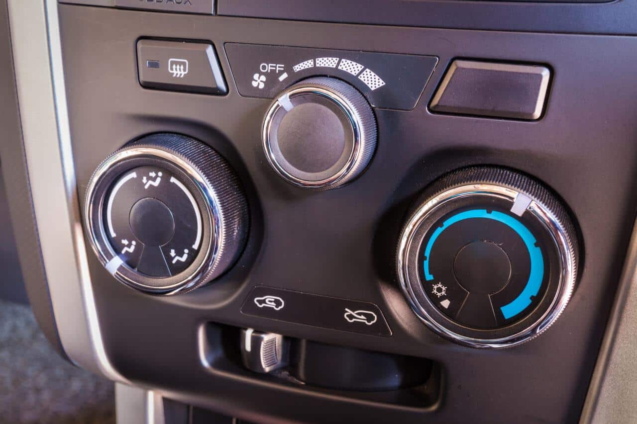 Climatizzatore manuale, automatico e bizona: cosa cambia? 1 Climatizzatore auto manuale 2 e1748247439987.jpg