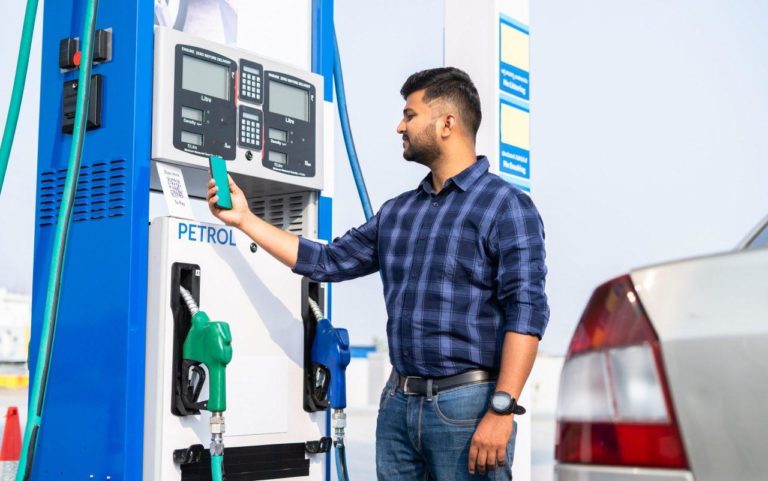 Conducente alla stazione di rifornimento intento a fare benzina scaled e1741685852707.jpg