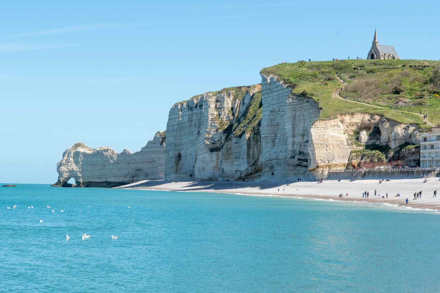Non potrai più visitarle come prima: le nuove regole per accedere alle scogliere di Étretat (le più amate di Francia) 1 Etretat .jpg