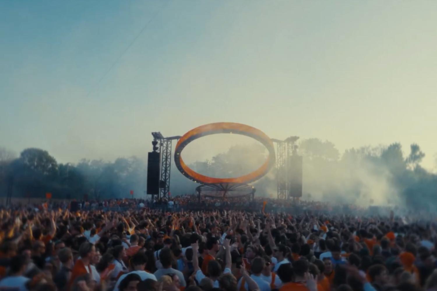 In questo festival di musica c’era una sola regola: niente cellulari in mano (per viversi davvero il momento) 1 Festival senza telefoni.jpg