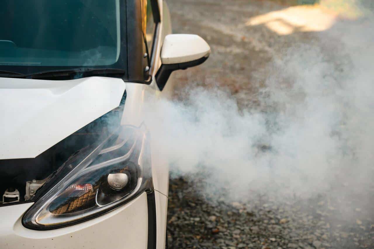Truffa dell’olio nella vendita di un’auto usata: come funziona? 1 Fumo dal cofano motore di unauto e1746519830726.jpg