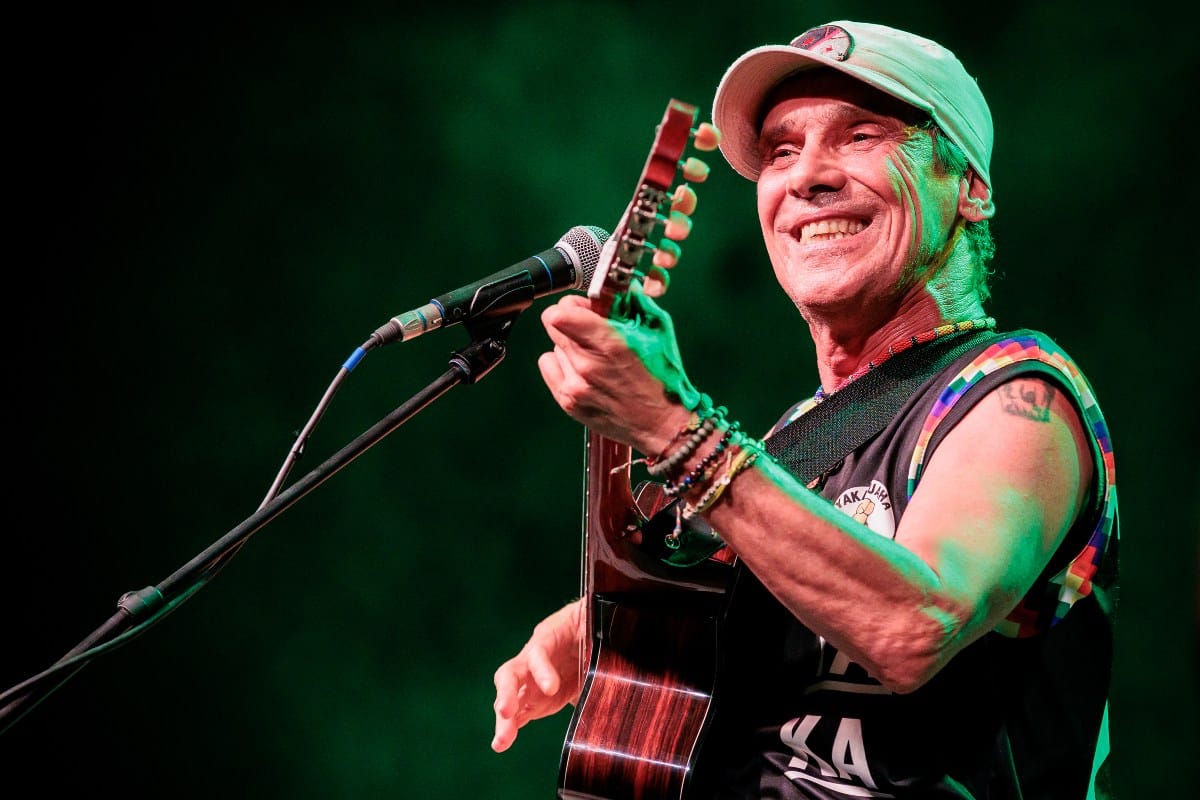 Chi è Manu Chao, il ‘cantautore clandestino’ che ha collaborato con Alfa 1 GI Manu Chao.jpg