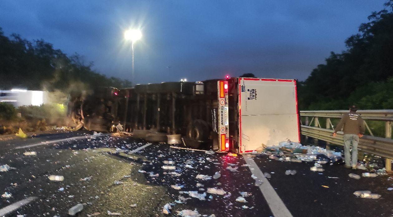Incidente raccordo anulare Roma: strada chiusa, la situazione 1 Incidente raccordo anulare camion bottiglie.jpg