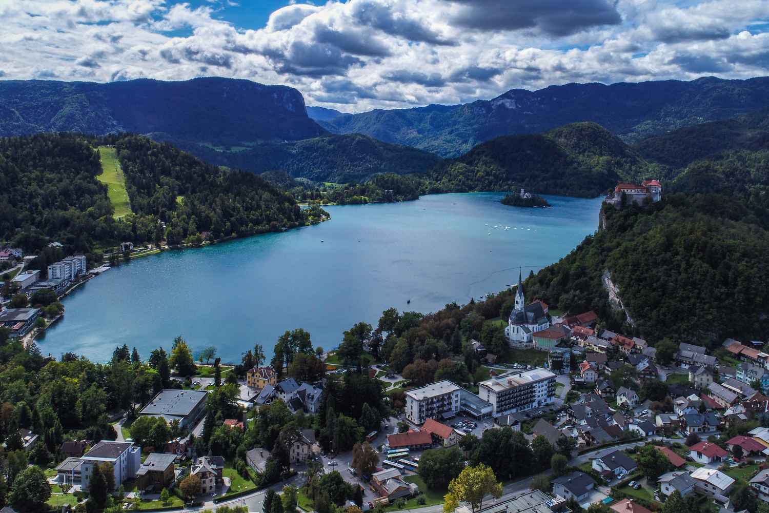 Il lago di Bled: un luogo magico affacciato sulle Alpi Giulie e le antiche leggende del suo isolotto 1 Lago di Bled .jpg