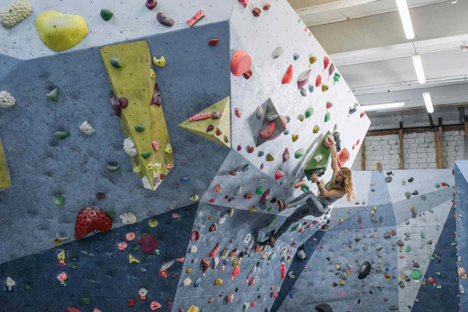 Le palestre di arrampicata indoor più inquinate delle strade trafficate (e la colpa è delle scarpe) 1 Palestre arrampicata inquinate.jpg