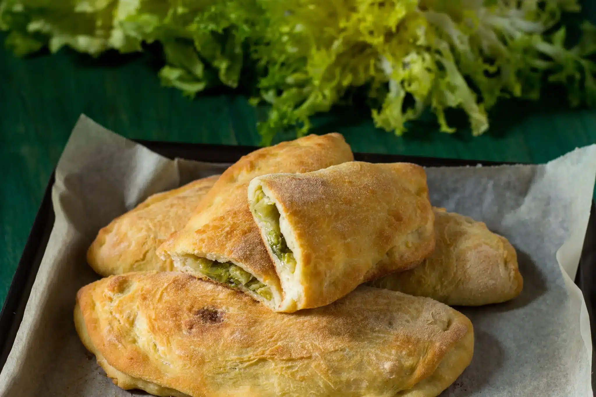 Panzerotti al forno, li farcisco con scarola, olive e scamorza! 1 Panzerotti con la scarola.jpeg.webp