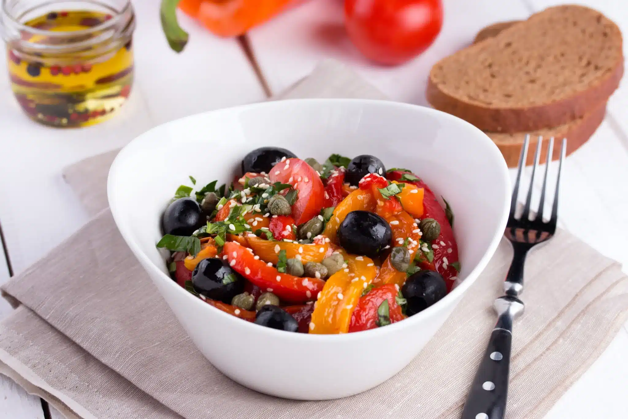 Peperoni con le olive, capperi e sesamo: io li faccio così, facili e saporiti 1 Peperoni arrostiti scaled.jpeg.webp