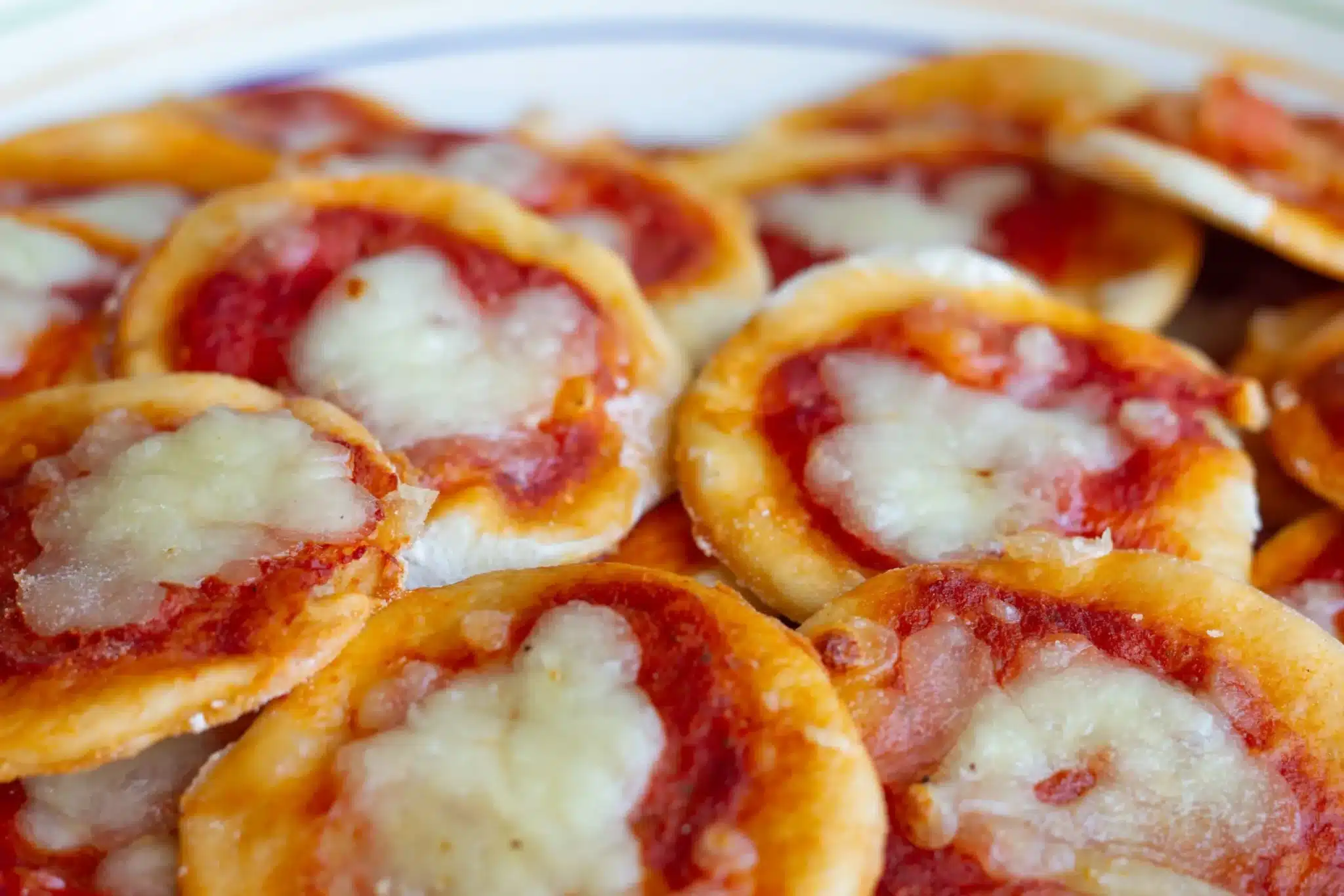 Pizzette in padella e senza lievitazione, le porti in tavola in 10 minuti! 1 Pizzette in padella scaled.jpg.webp