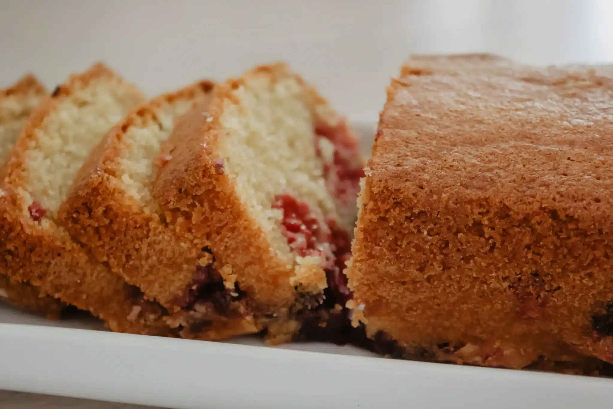 Plumcake ai lamponi: lo preparo senza burro e si scioglie in bocca! 1 Plumcake ai lamponi scaled.jpeg.webp